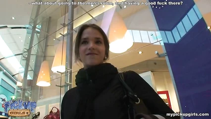 Пикап в торговом центре. Знакомство с милой девушкой и ебля в туалете