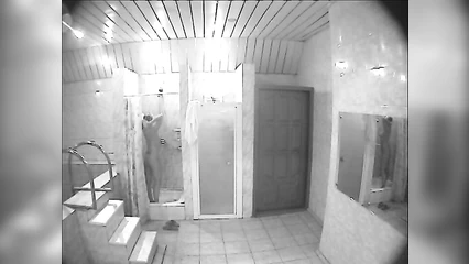 Татуированная девка моет волосы и тело в душевой сауны