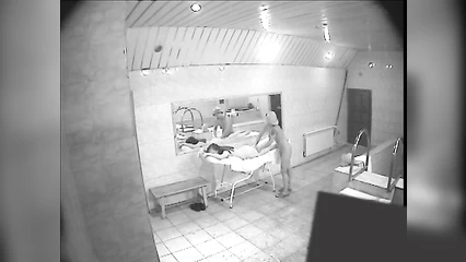 После парилки деваха сделала своей подружке массаж голышом