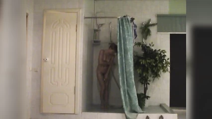 Перед сауной девчонка приняла освежающий душ на камеру