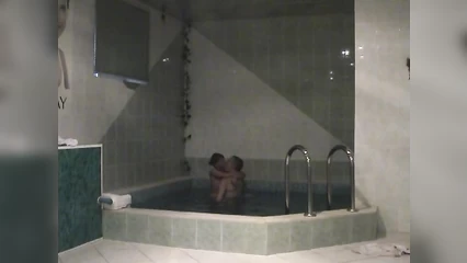 В бассейне парень потрахал телку в аппетитную задницу