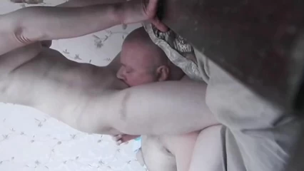 Уселась лысому пилоткой на лицо и кончает