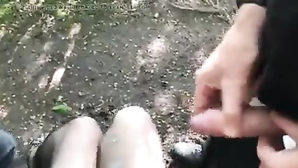 Кончили на ножки в парке