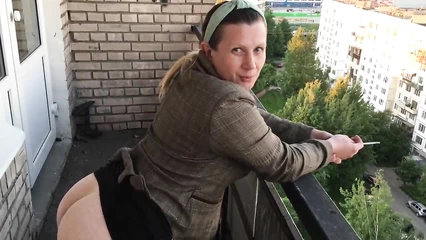 С голой жопой на балконе