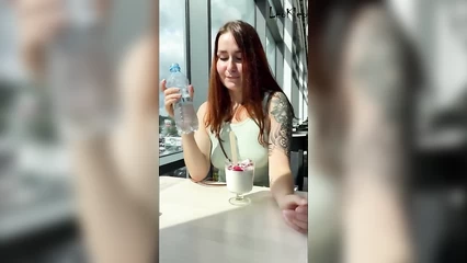 Шопимся, а у девушки ловенс внутри