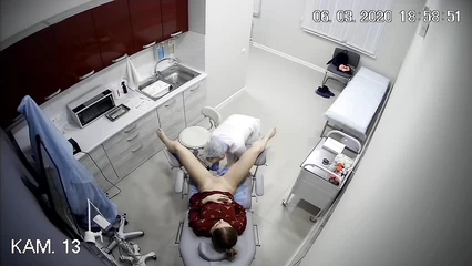 У молодой девушки берут мазок на флору