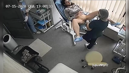 Гинекологи удаляют, ставят женщине ВМС