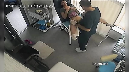 Девушка у гинеколога мужчины