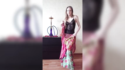 Танцует восточный танец