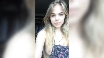 Модель общается в эфире