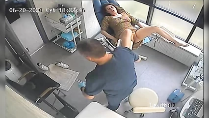 Молодая женщина у гинеколога мужчины - скрытая камера