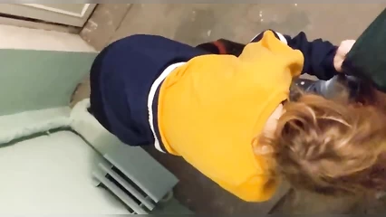 Саша привафлил соседскую дочку в подъезде