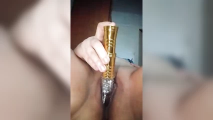 Наташа пробует новую игрушку