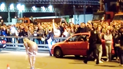 Девушка показывает стриптиз перед стартом ночных гонок