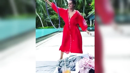 Выпала сиська