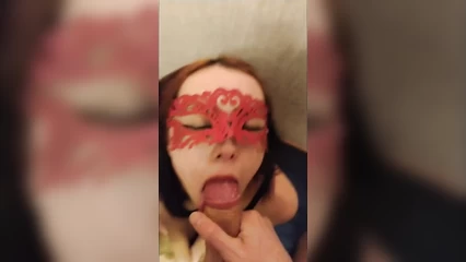 Делает селфи со спермой на лице