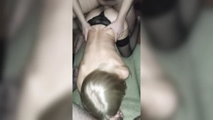 Трахает жену с другом
