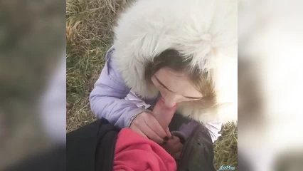 Юная девица сосёт на природе