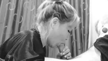 Люба решила сделать любовнику минет