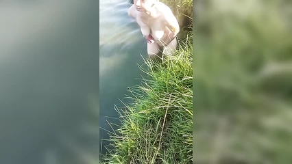 Жена подмывается на речке