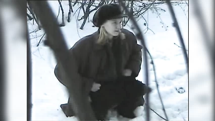 Девка в ретро шапке писает зимой в лесу