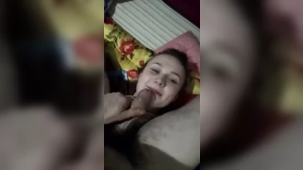 Прошу подругу взять в рот