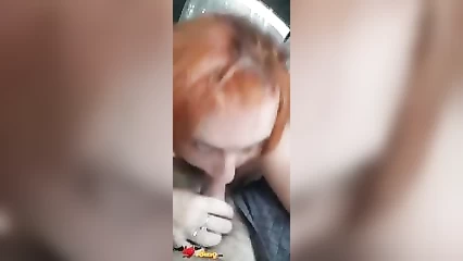 Рыжая делает минет любовнику в машине