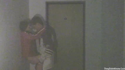 Трах подруги на скрытую камеру в подъезде