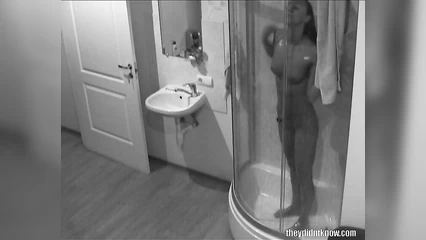 Случайно снялась на скрытую камеру в душе
