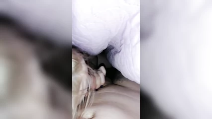 Снял скрытно под одеялом, как подруга сосёт