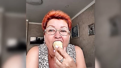 Рыжая сучка заглатывает мороженое