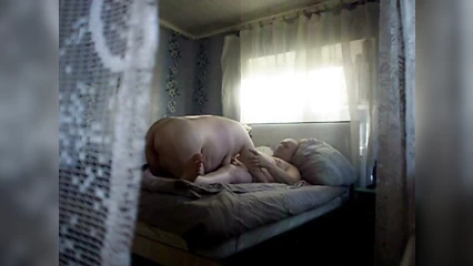 Жена другу сосёт