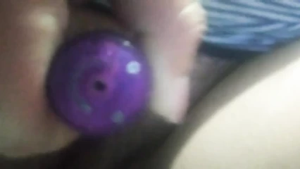 Моя шлюха играет с писей