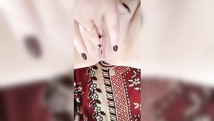 Жена мастурбирует клиторок