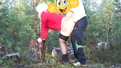 Жена трахается на природе
