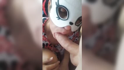 Жена надела маску и дрочит соседу