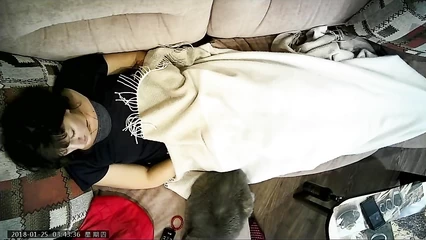 Женщина развлекается на скрытую камеру 8