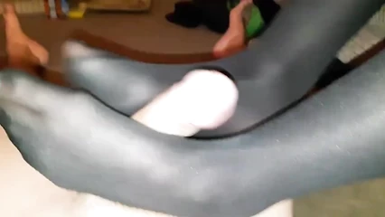 Ножки в чёрных колготках