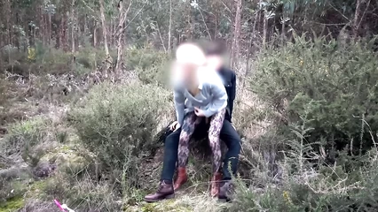 Блондинку шлюху выебли в лесу