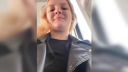 Поиграла сосочком в троллейбусе