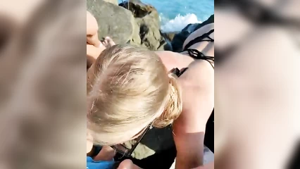 Минет на диком пляже
