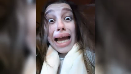 Девочка приласкала писю на стриме