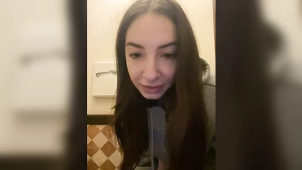 Пися узенькая, но дилдо вмещается