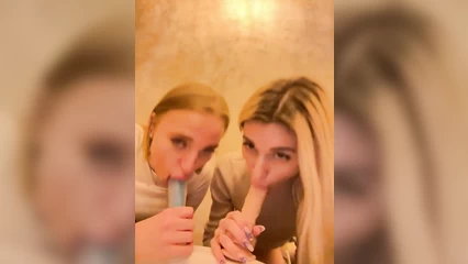 Стрим блондиночек с игрушками