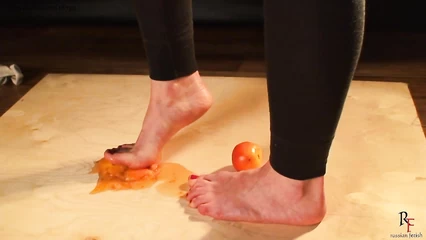 Наталья топчет помидоры босыми ножками