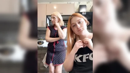 Мама с дочкой вышли на стрим 3