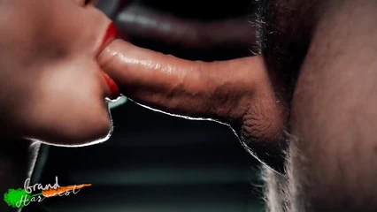 Красиво сосёт накрашенными губами