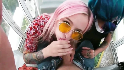 Развратные минеты на колесе обозрения