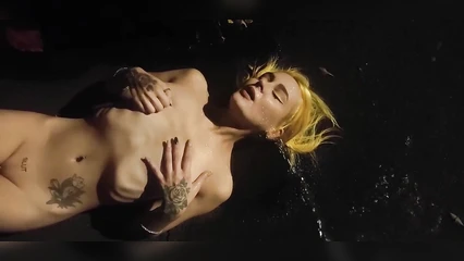 Сучку обоссали на улице