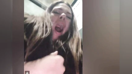 Виктория в колготках без трусиков дрочит в автобусе после работы